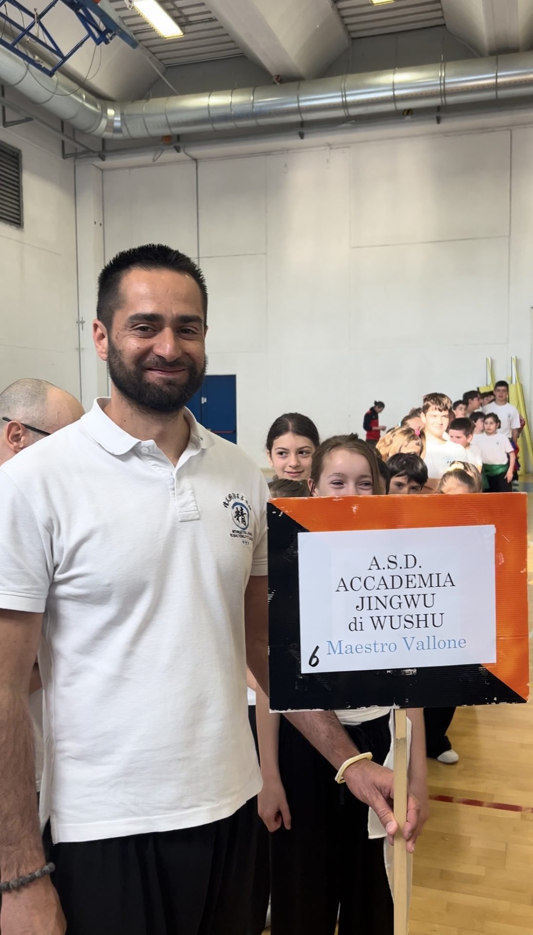 Roberto Vallone con su equipo de niños en Torneo de Wushu, Italia.